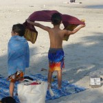 Ninos jugando en la playa