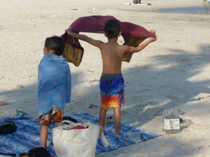 Ninos jugando en la playa