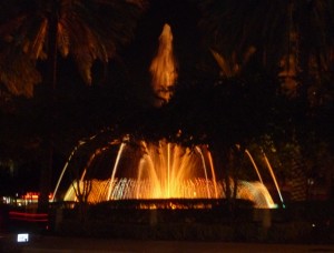 Una Fuente Iluminada Con Luz De Noche