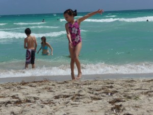 Niña en La Playa Divertiendose